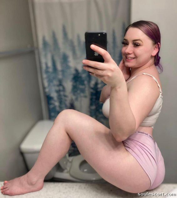 Beverly - Come and feel my wet juicy pussy