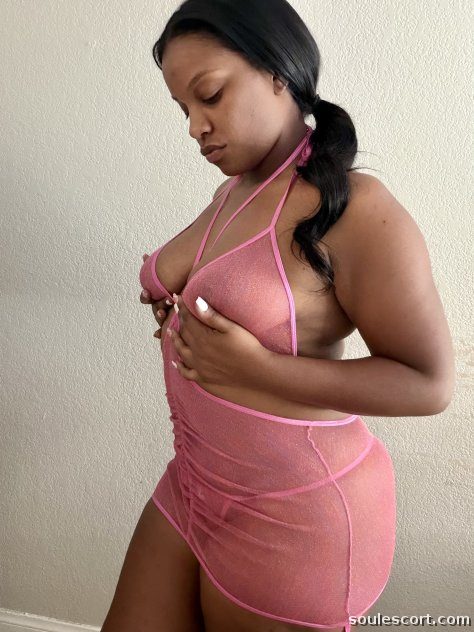 Chloe - Curvy Bombshell
