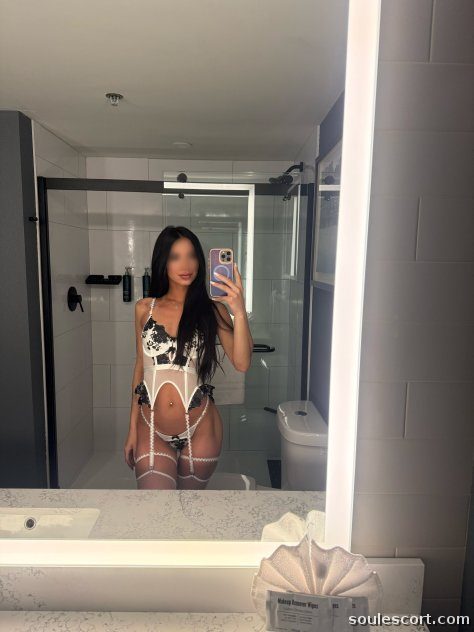Kayla - Gorgeous Model experience